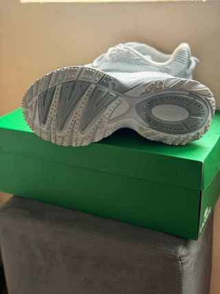 Zapatillas Lacoste grises y blancas
