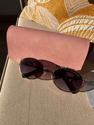 Gafas de sol Miu Miu doradas y moradas