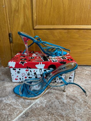 Tacones de fiesta azules con pedrería