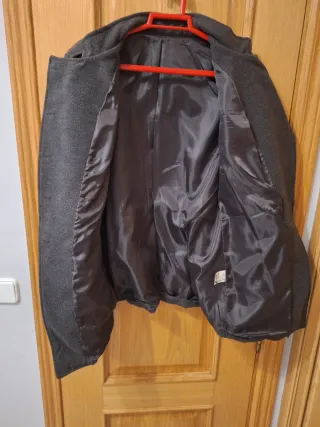 Chaqueta gris estilo militar