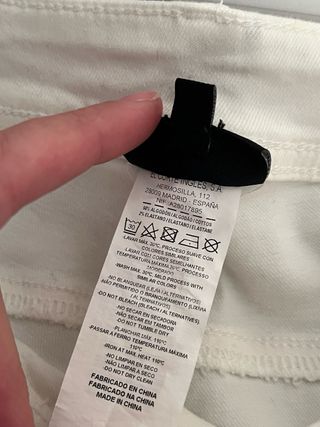 Pantalón blanco con flores bordadas