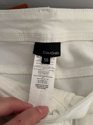 Pantalón blanco con flores bordadas