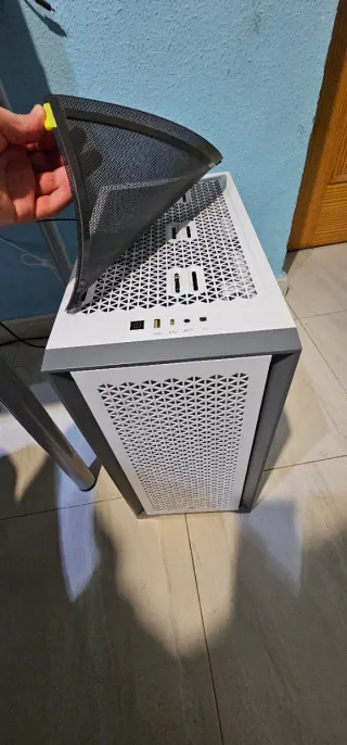 PC Gaming Blanco Asus con accesorios de regalo.