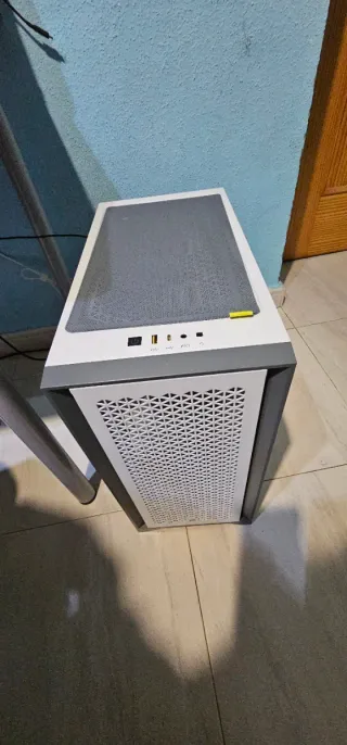 PC Gaming Blanco Asus con accesorios de regalo.