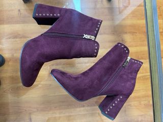 Botines burdeos de tacón con tachuelas