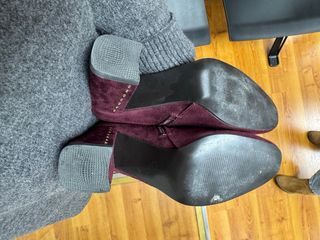 Botines burdeos de tacón con tachuelas