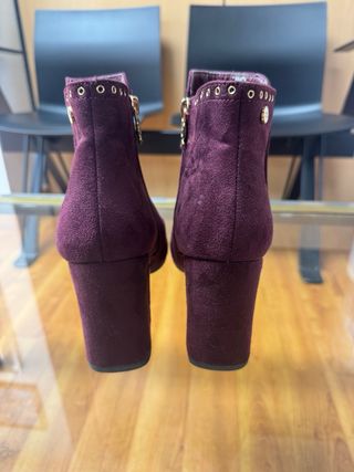 Botines burdeos de tacón con tachuelas