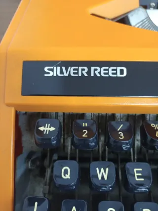 Máquina de escrever Silver Reed SR 10 Laranja