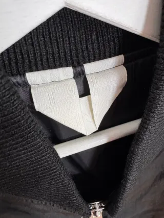 Cazadora Bomber ARKET Negra Bolsillos