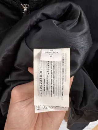 Cazadora Bomber ARKET Negra Bolsillos