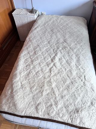 Cubre colchón de lana beige