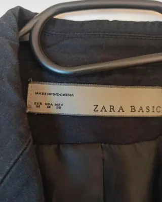 Blazer Zara talla M Negra con Hombreras
