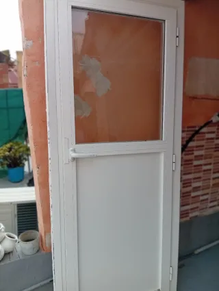 Puerta blanca con cristalde aluminio con marco