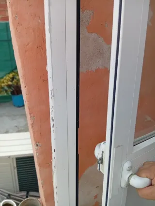 Puerta blanca con cristalde aluminio con marco