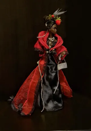 Vestido de gala rojo y negro.