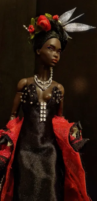 Vestido de gala rojo y negro.