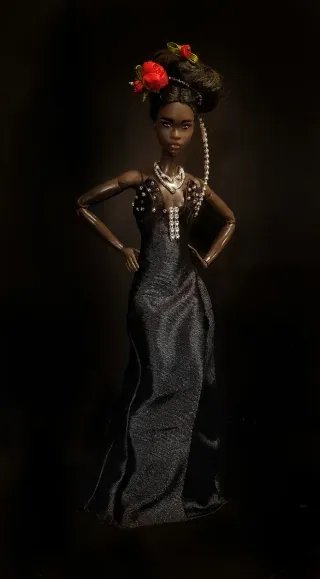 Vestido de gala rojo y negro.