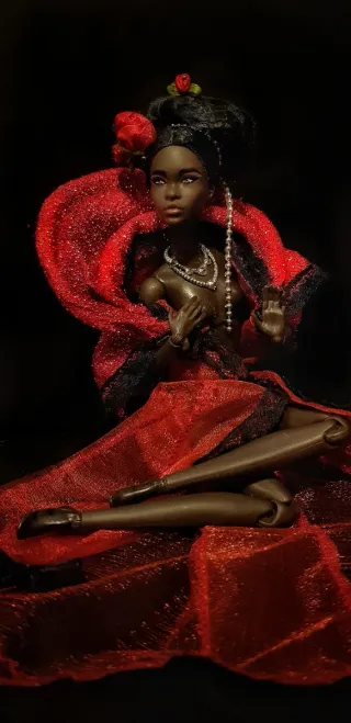 Vestido de gala rojo y negro.