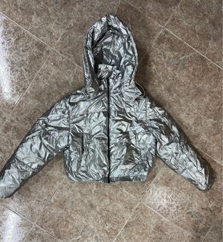 Chaqueta plateada con capucha