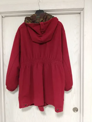 Abrigo de paño rojo con capucha, muy calentito