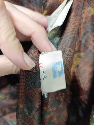 Abrigo de paño rojo con capucha, muy calentito