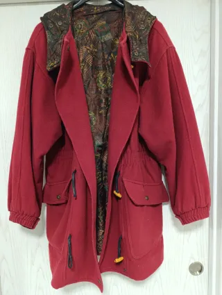 Abrigo de paño rojo con capucha, muy calentito