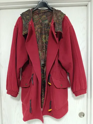 Abrigo de paño rojo con capucha, muy calentito