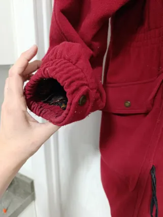 Abrigo de paño rojo con capucha, muy calentito