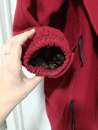 Abrigo de paño rojo con capucha, muy calentito