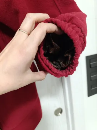 Abrigo de paño rojo con capucha, muy calentito