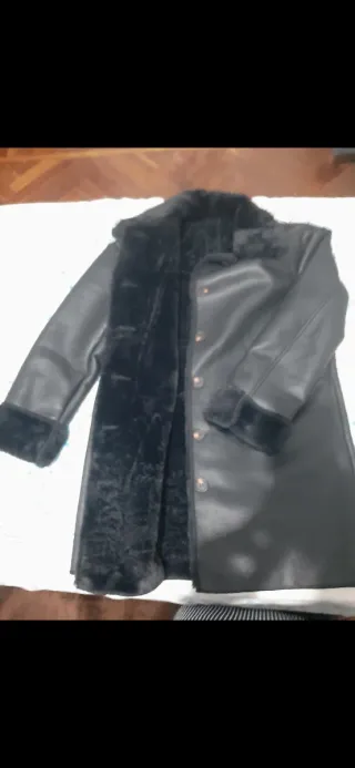 Abrigo polipiel negro