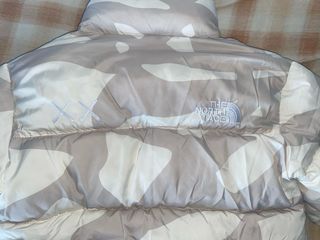 Chaqueta The North Face x KAWS Beige/Blanco