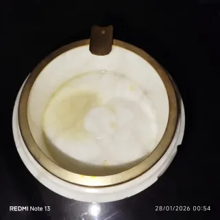 Cenicero de mármol con borde dorado