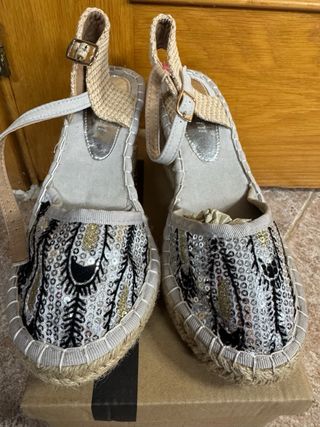 Zapatos de cuña beige y dorados