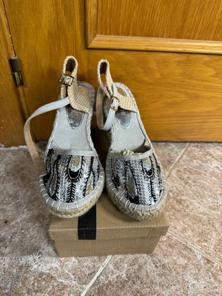 Zapatos de cuña beige y dorados