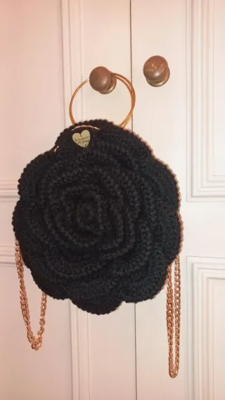 Bolsa preta crochê flor alças douradas