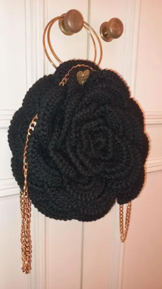 Bolsa preta crochê flor alças douradas