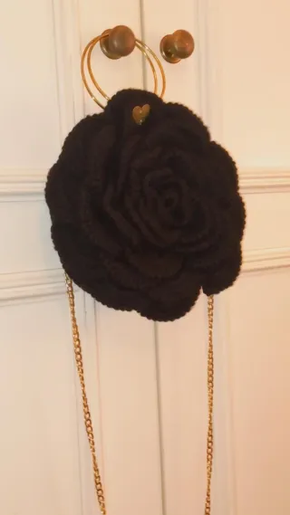 Bolsa preta crochê flor alças douradas