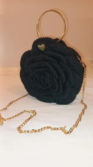Bolsa preta crochê flor alças douradas