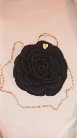 Bolsa preta crochê flor alças douradas