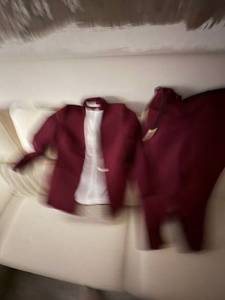 Traje de chaqueta y pantalón burdeos