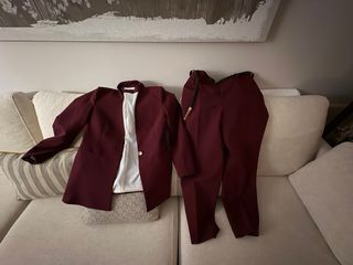Traje de chaqueta y pantalón burdeos