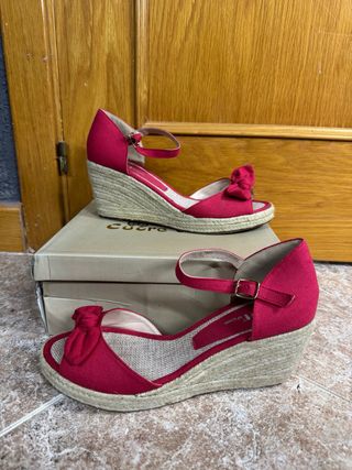 Cuñas Rojas con Lazo