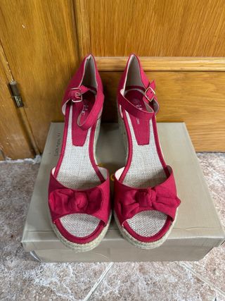 Cuñas Rojas con Lazo