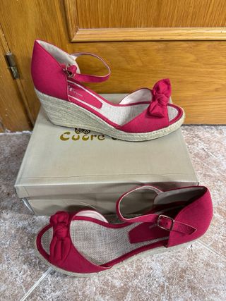 Cuñas Rojas con Lazo