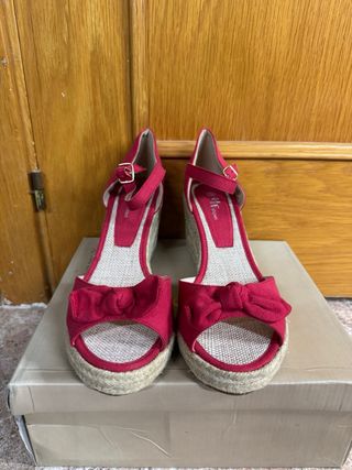 Cuñas Rojas con Lazo