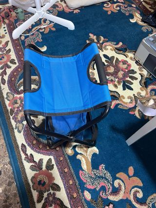 Silla plegable azul y negra