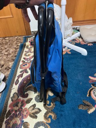 Silla plegable azul y negra