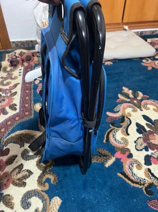Silla plegable azul y negra