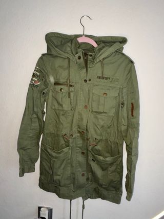 Chaqueta verde con capucha
